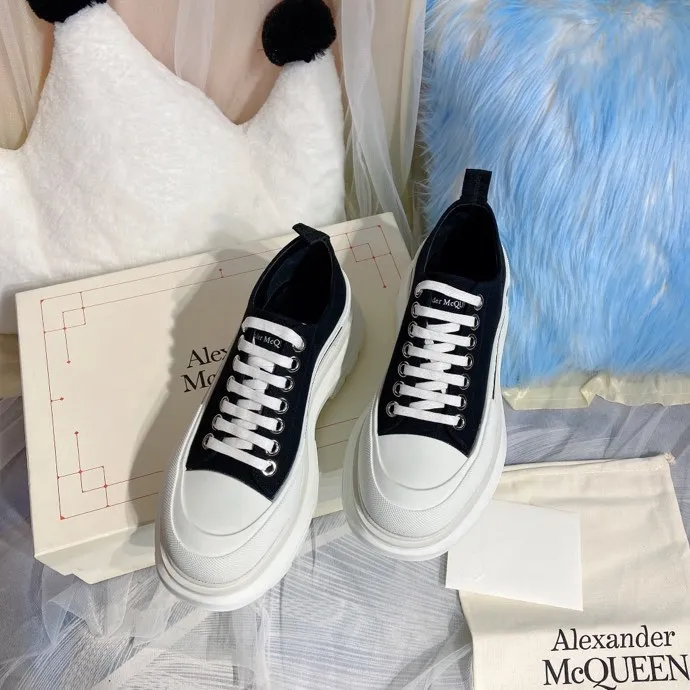 👟👟Ex-factory price 480👟👟Mc Queen McQueen’s new couple shoes! 2023ss spring model first release‼ ️‼ ️Young ladies who are fashion representatives must be in the forefront of fashion! The unique personality of the shoes adds full charm, and the shoes are super stylish. ⚠The uppers are made of customized original canvas. The color is warm and moist. 🔸The inner padding is made of imported goatskin. Full of flexibility! The round toe design allows the toes to be completely released🥰 Get rid of the original pressure of shoes! 🔸The outsole adopts the original molded vacuum outsole. The process of combining several layers of outsole is complicated. Super light and super comfortable! Super affordable ❤️ 🔸 🔸Size: 35-44 men’s and women’s sizes. The latest counter packaging low top